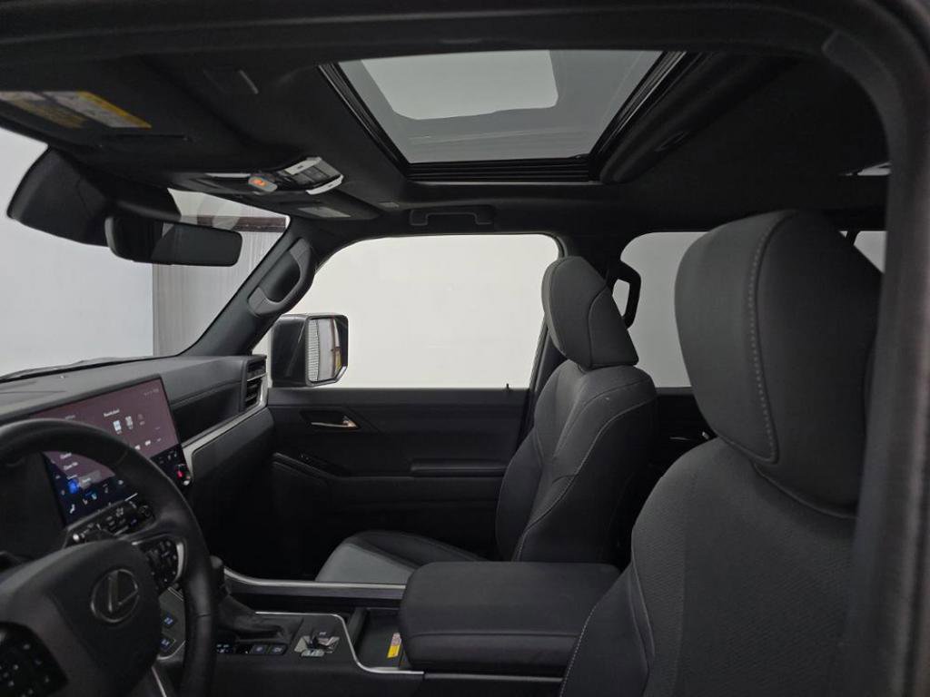 Used 2025 Lexus GX 550 w/ Accessory Package (2T) AWD/4WD image 7
