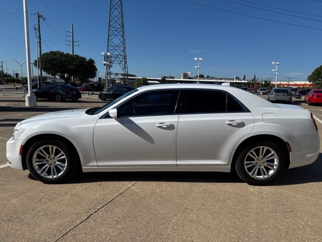 Used 2019 Chrysler 300 Touring w/ Driver Convenience Group RWD image 4