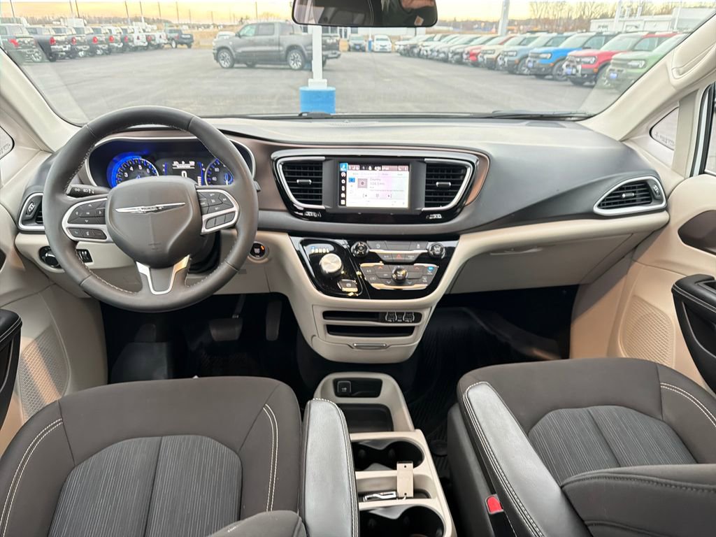 Used 2022 Chrysler Voyager LX image 12