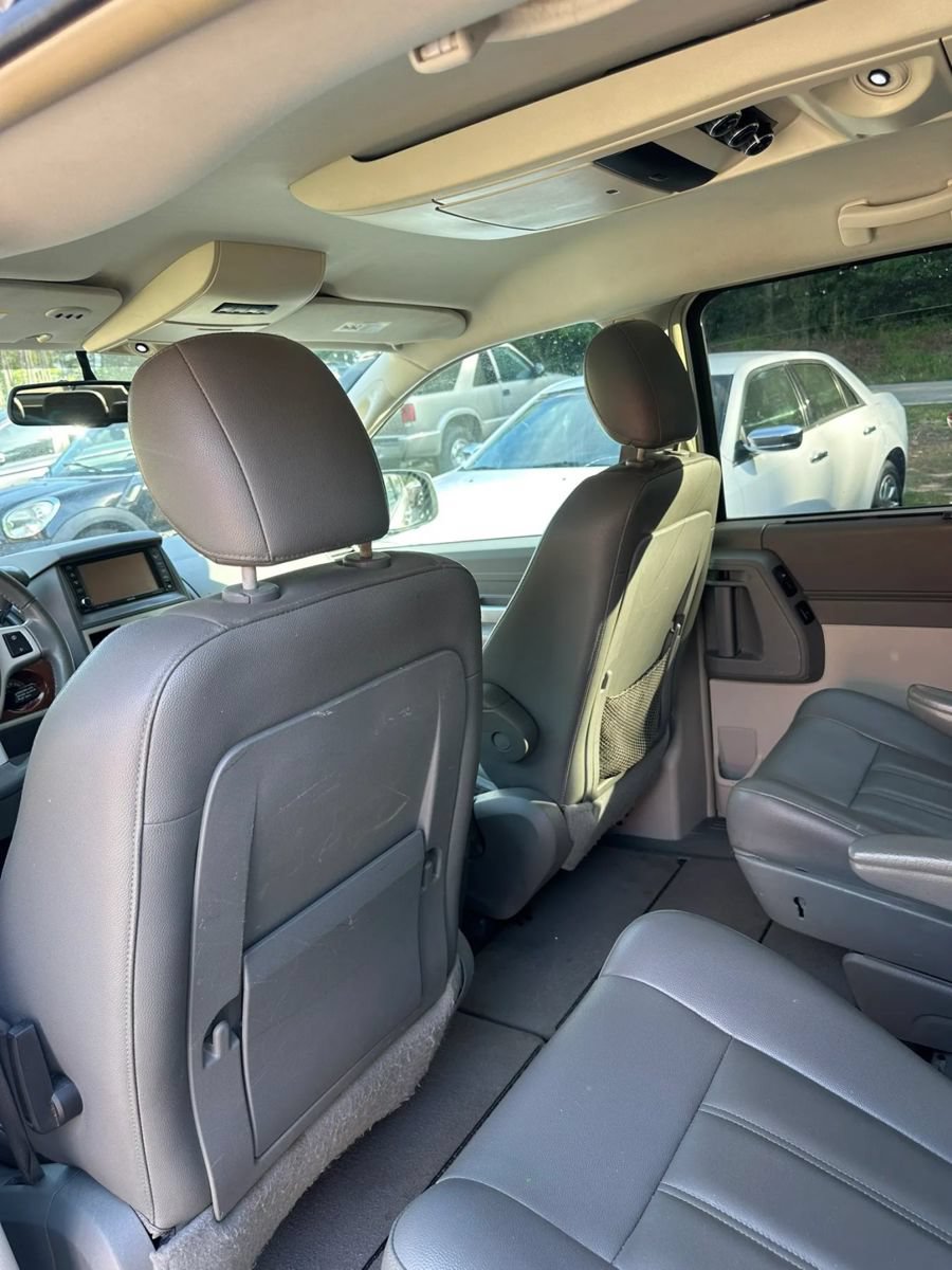 Used 2008 Chrysler Town & Country Touring FWD image 11