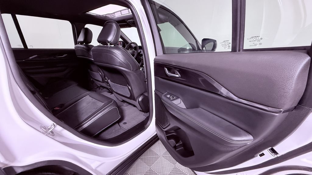 Used 2023 Jeep Grand Cherokee Altitude AWD/4WD image 23