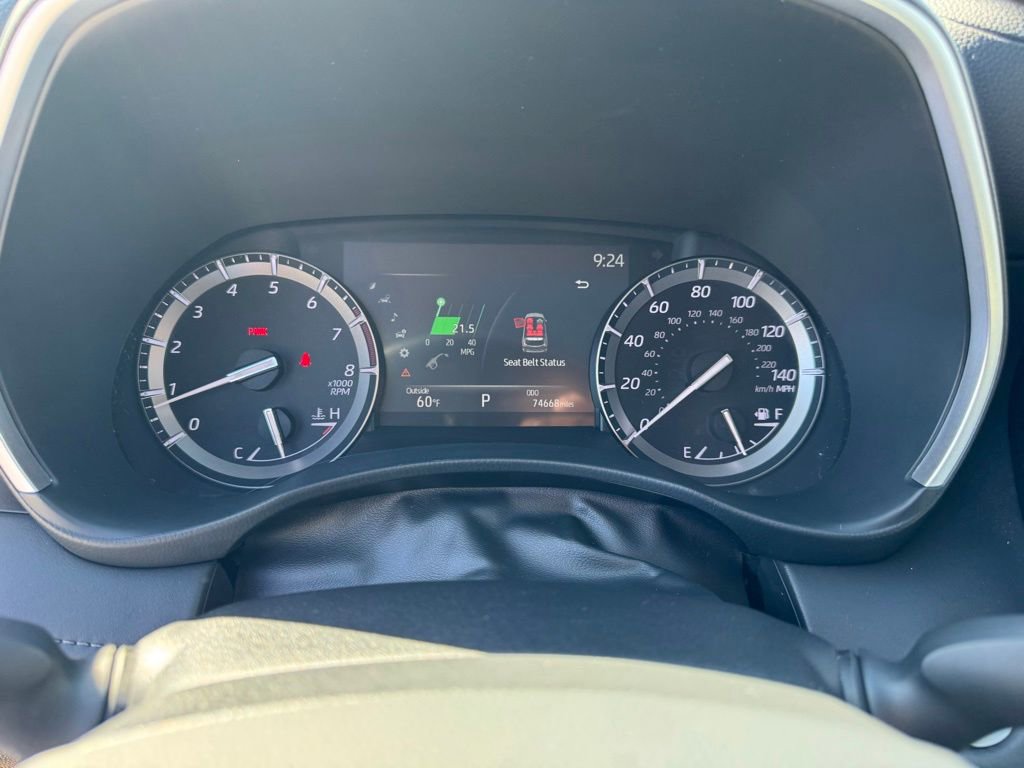 Used 2020 Toyota Highlander XLE AWD/4WD image 24