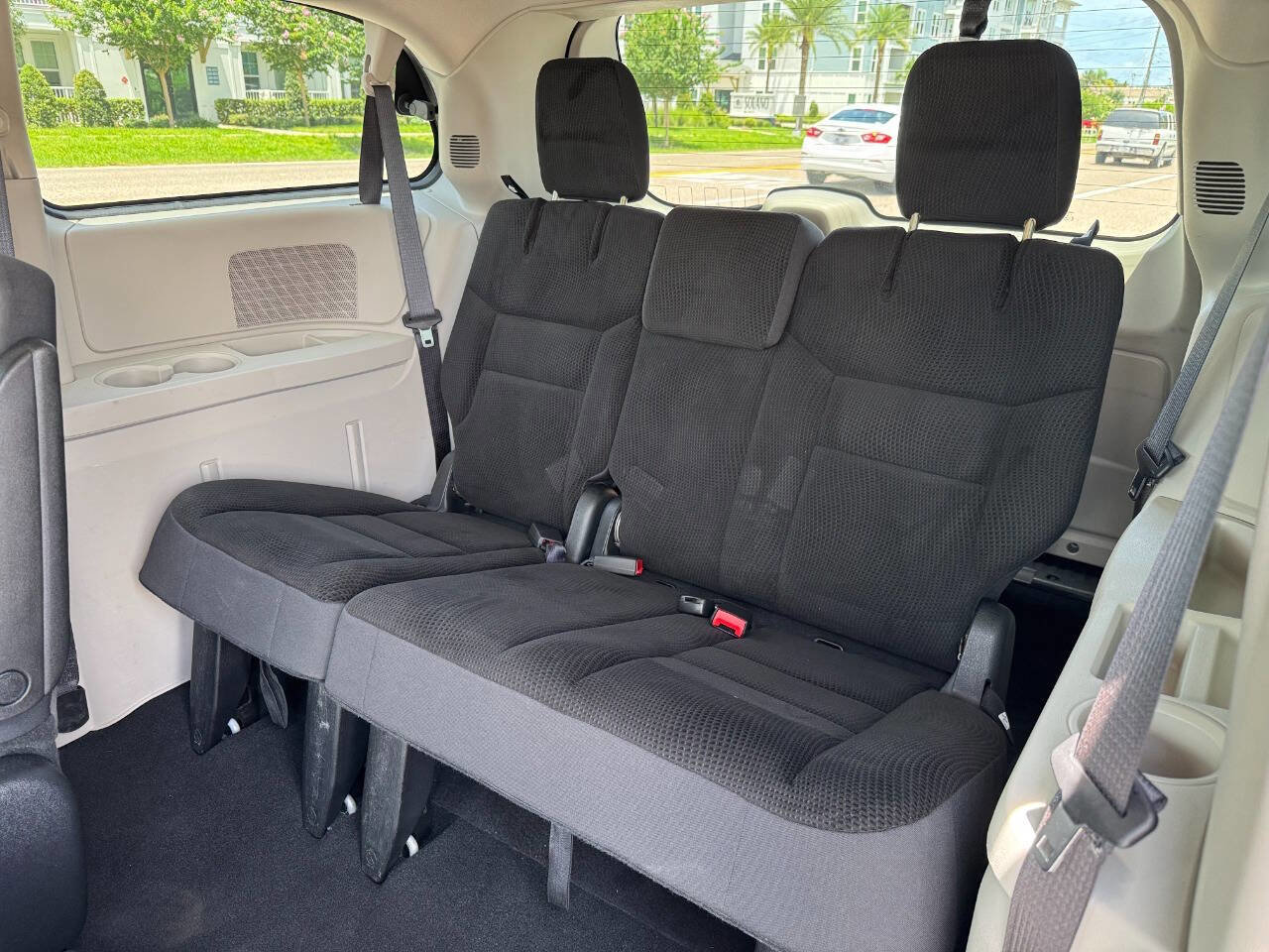 Used 2019 Dodge Grand Caravan SE w/ UConnect Hands-Free Group image 16