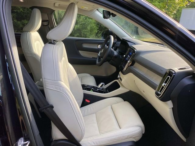 Used 2023 Volvo XC40 B5 Plus image 35