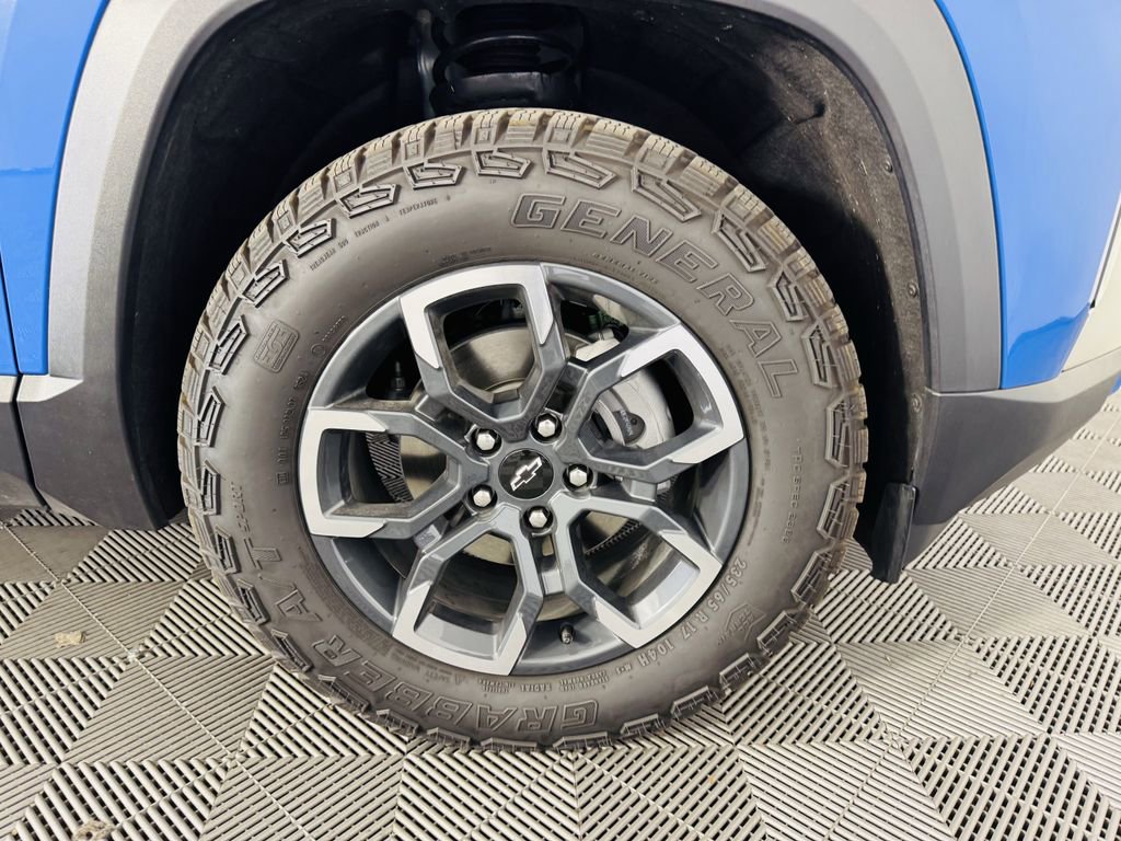 Used 2025 Chevrolet Equinox ACTIV w/ Safety and Technology Package image 35