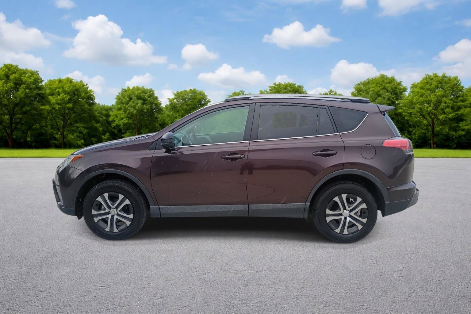 Used 2017 Toyota RAV4 LE FWD image 4