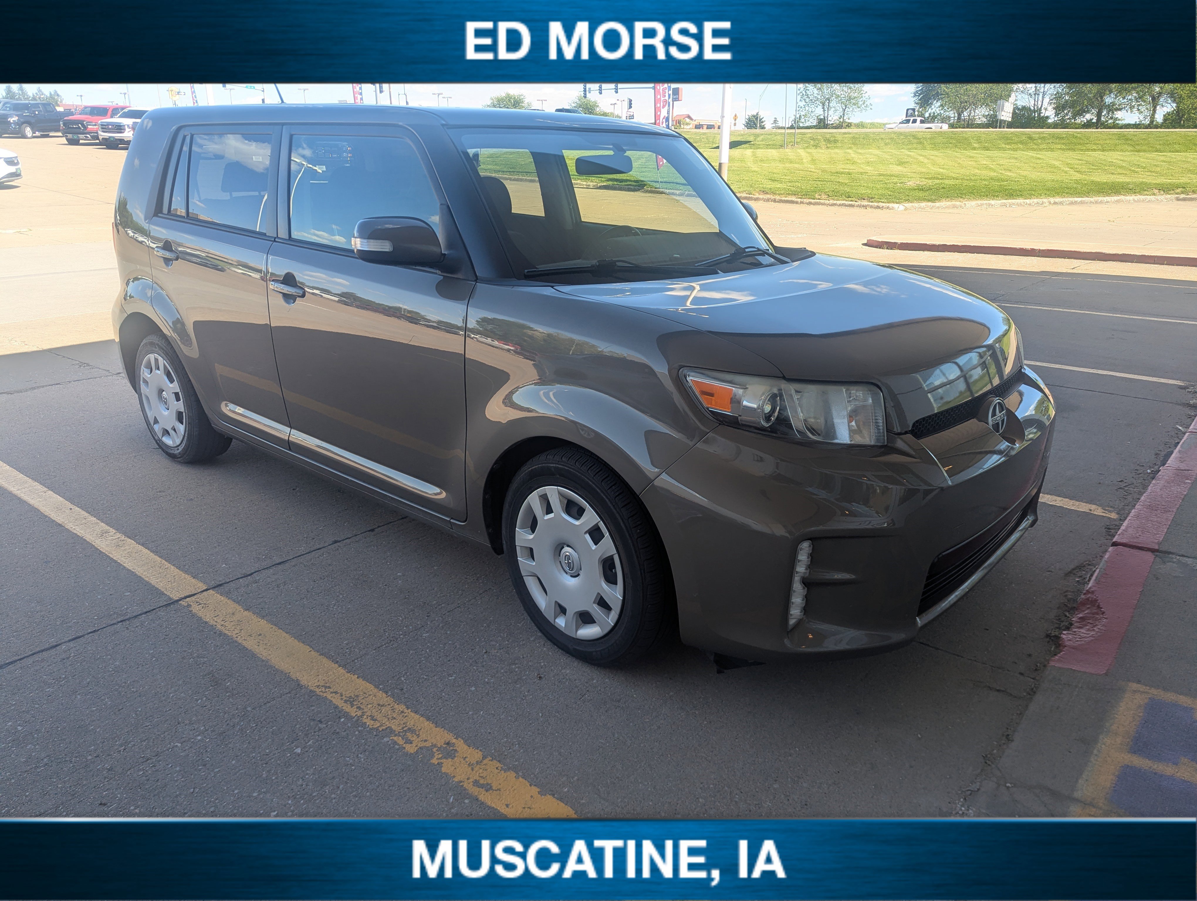 Used 2014 Scion xB FWD image 2