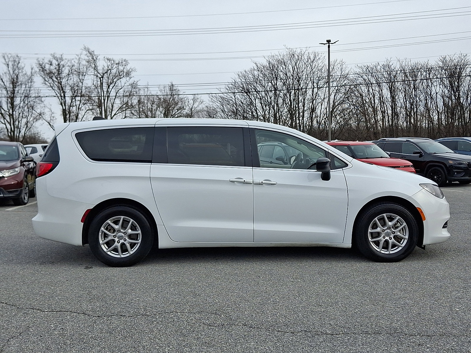 Used 2024 Chrysler Voyager LX image 7