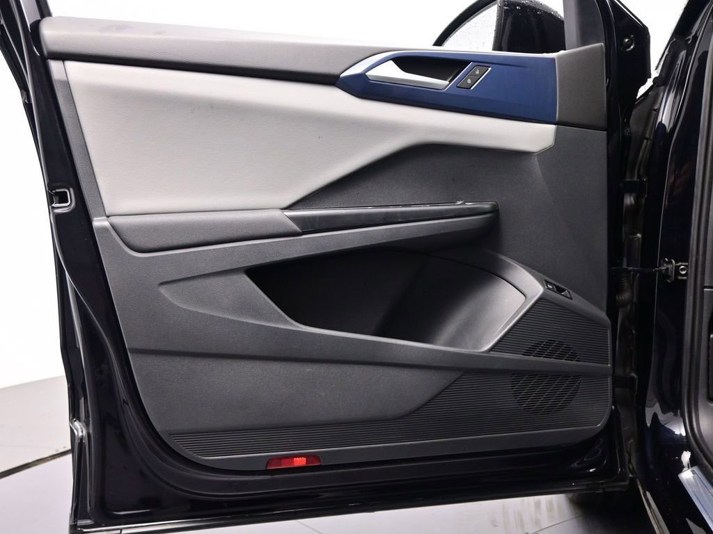 Used 2023 Volkswagen Taos SE w/ Panoramic Sunroof Package image 13