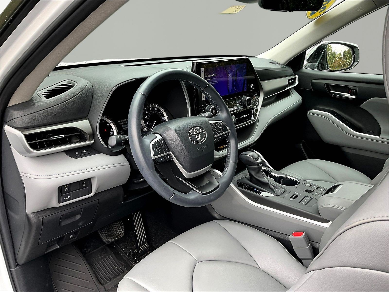 Used 2024 Toyota Highlander XLE AWD/4WD image 17