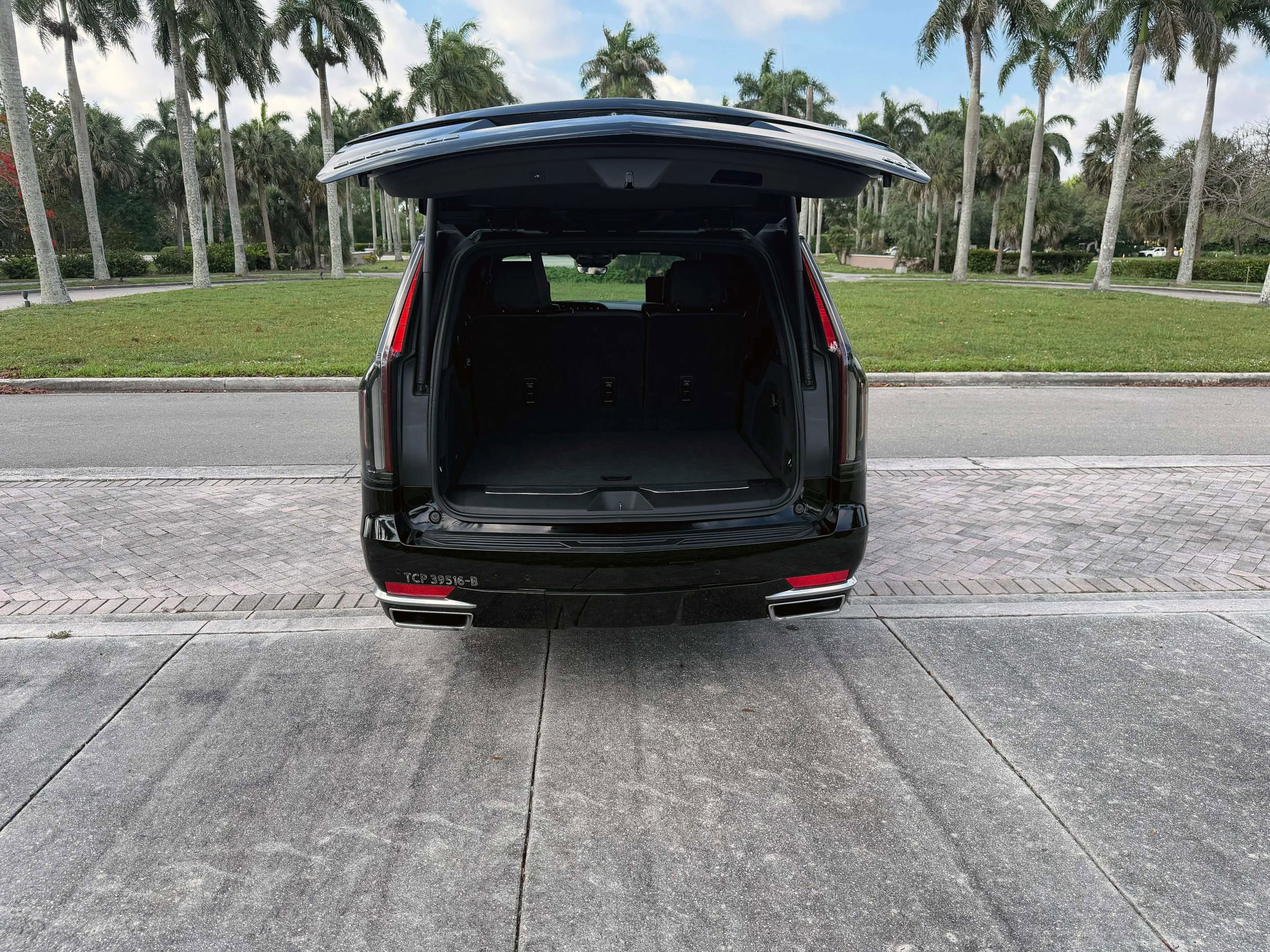 Used 2021 Cadillac Escalade ESV Premium Luxury w/ Performance Package RWD image 17