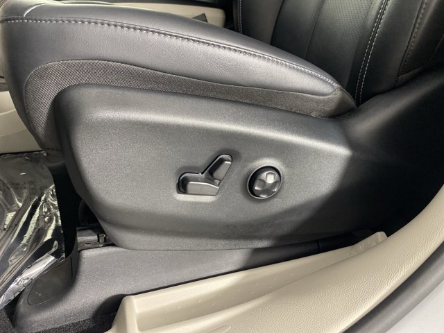 Used 2024 Chrysler Pacifica Touring-L AWD/4WD image 16