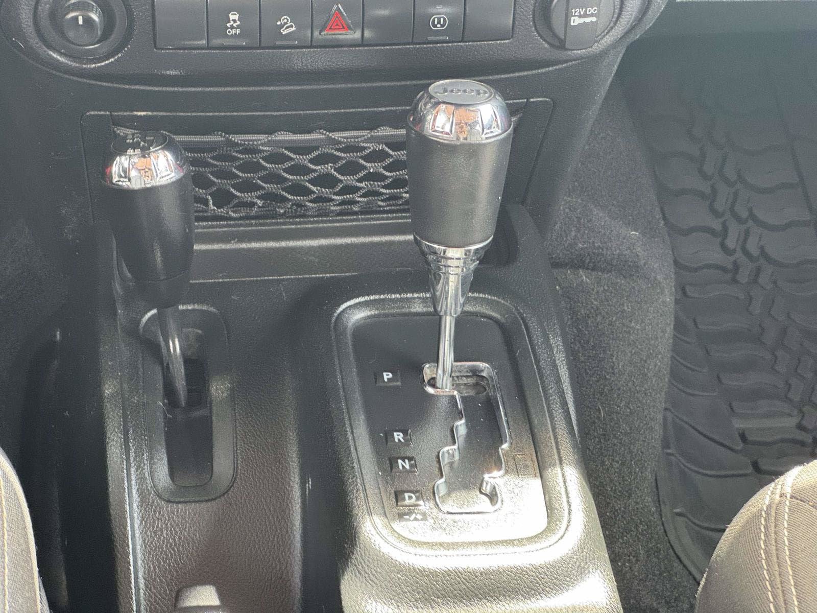 Used 2018 Jeep Wrangler Unlimited Sahara w/ Connectivity Group AWD/4WD image 27