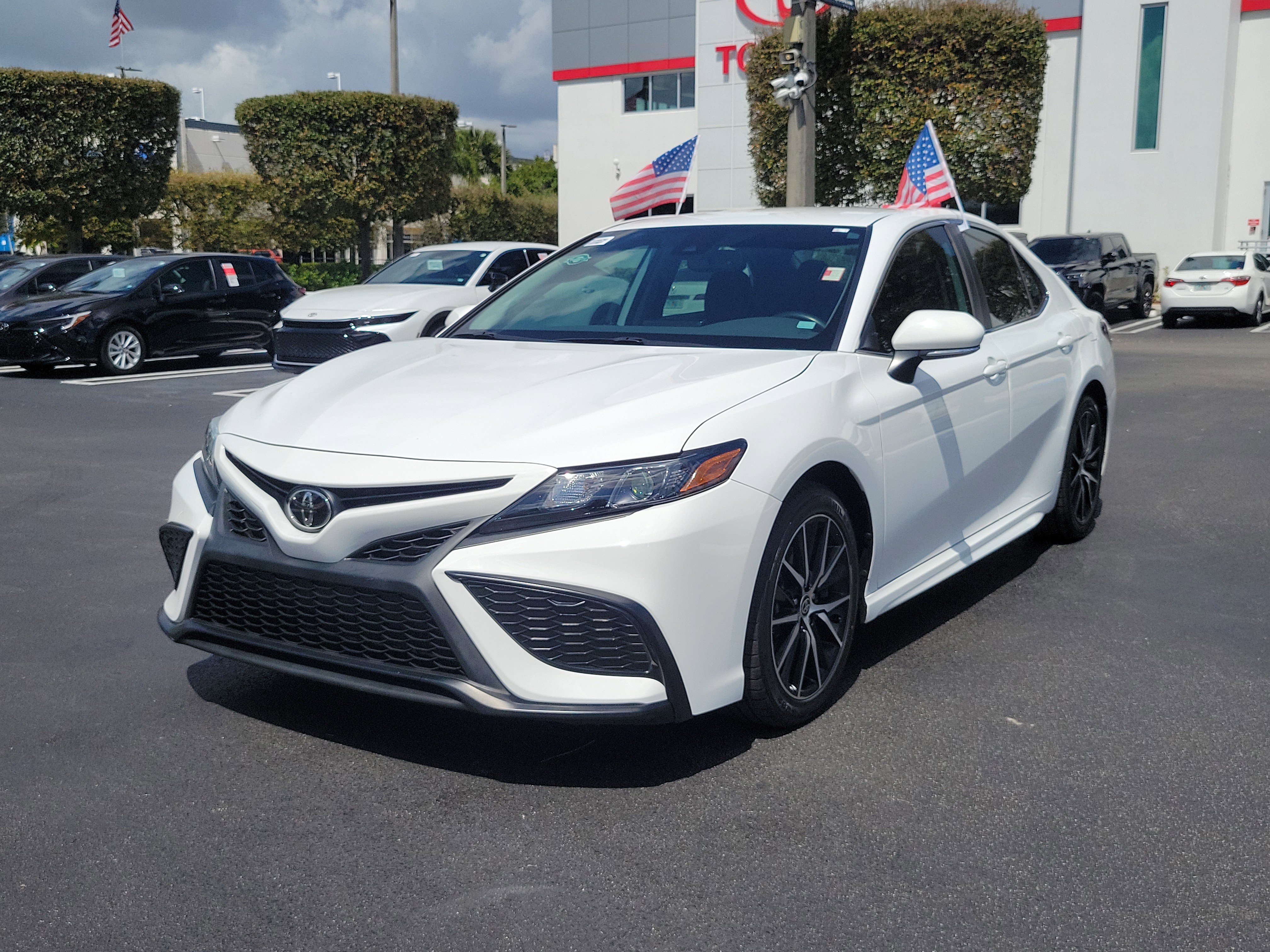 Used 2023 Toyota Camry SE w/ Convenience Package FWD image 5