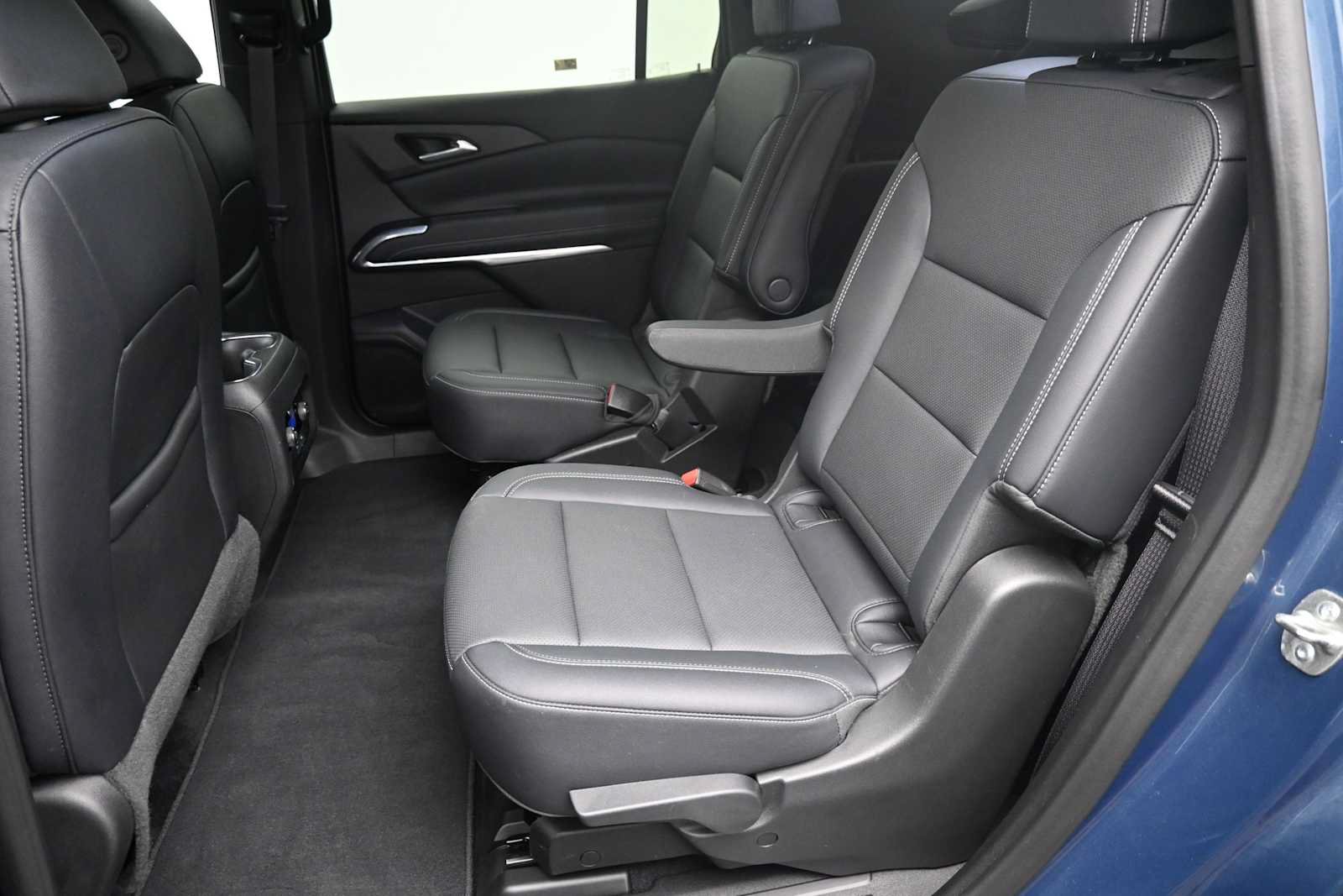 Used 2024 Chevrolet Traverse LT w/ Midnight/Sport Edition AWD/4WD image 8