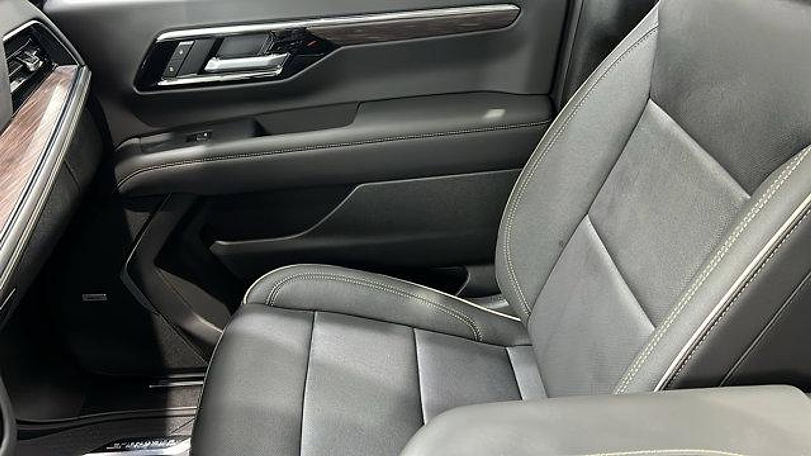 New 2025 Chevrolet Suburban Premier w/ Sun And Tow Package image 20