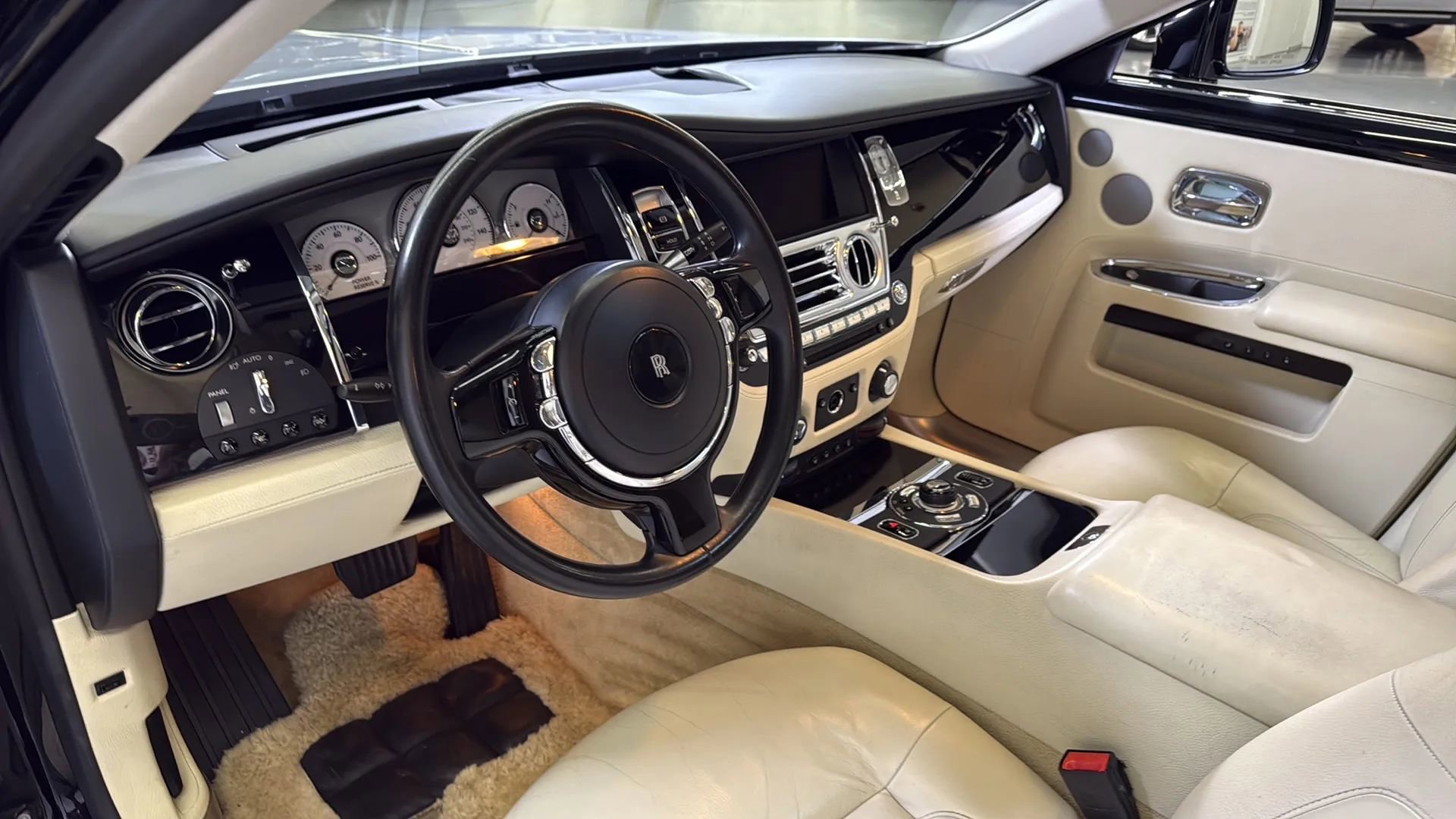 Used 2011 Rolls-Royce Ghost image 34