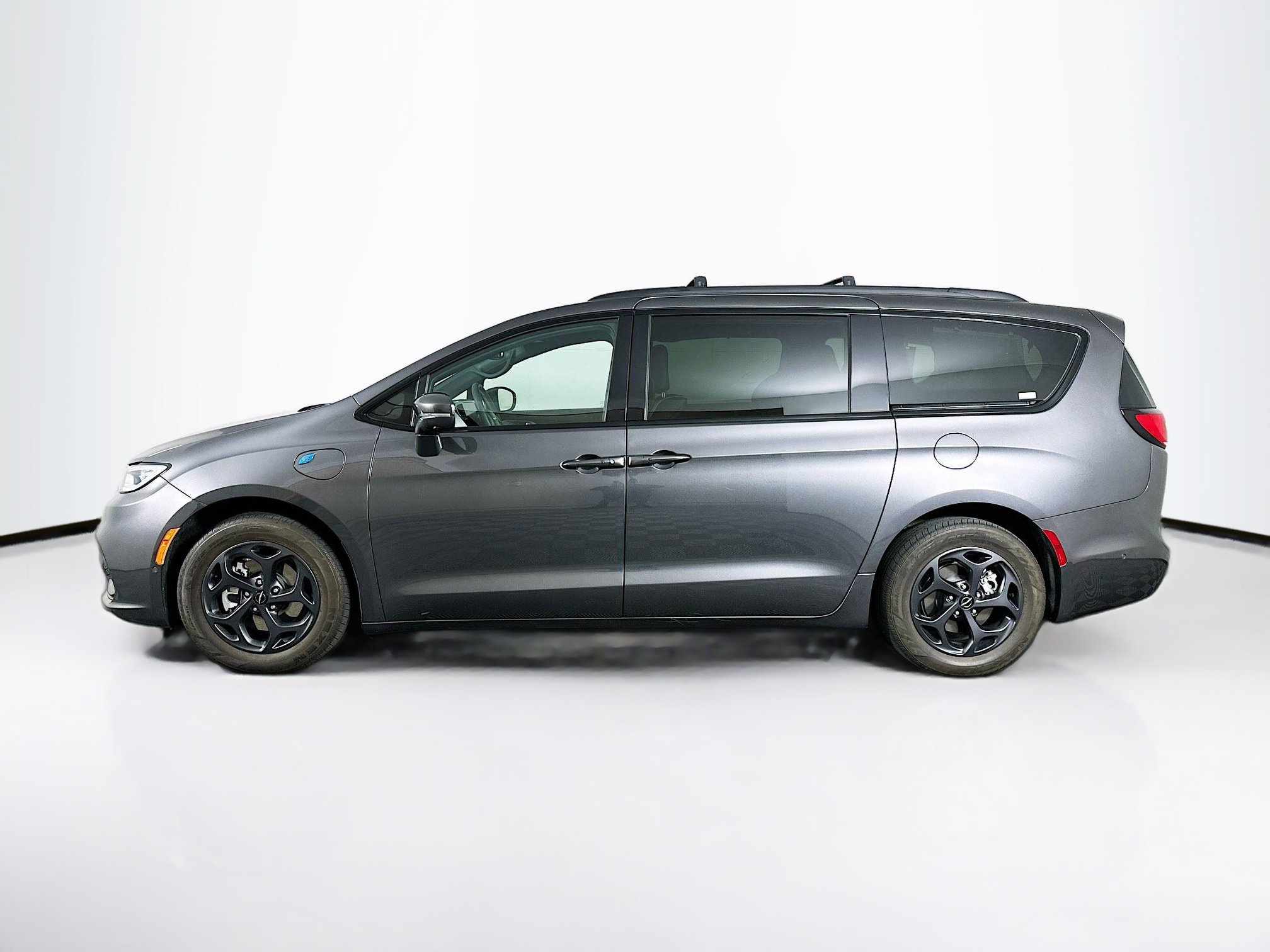 Used 2022 Chrysler Pacifica Limited w/ Uconnect Theater Family Group FWD image 4