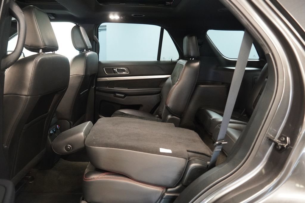 Used 2018 Ford Explorer XLT w/ Equipment Group 202A AWD/4WD image 28