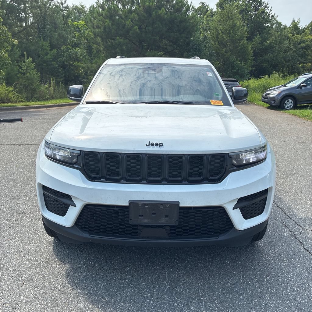 Used 2023 Jeep Grand Cherokee Altitude AWD/4WD image 3