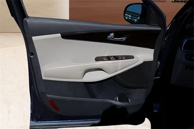 Used 2020 Kia Sorento LX image 11