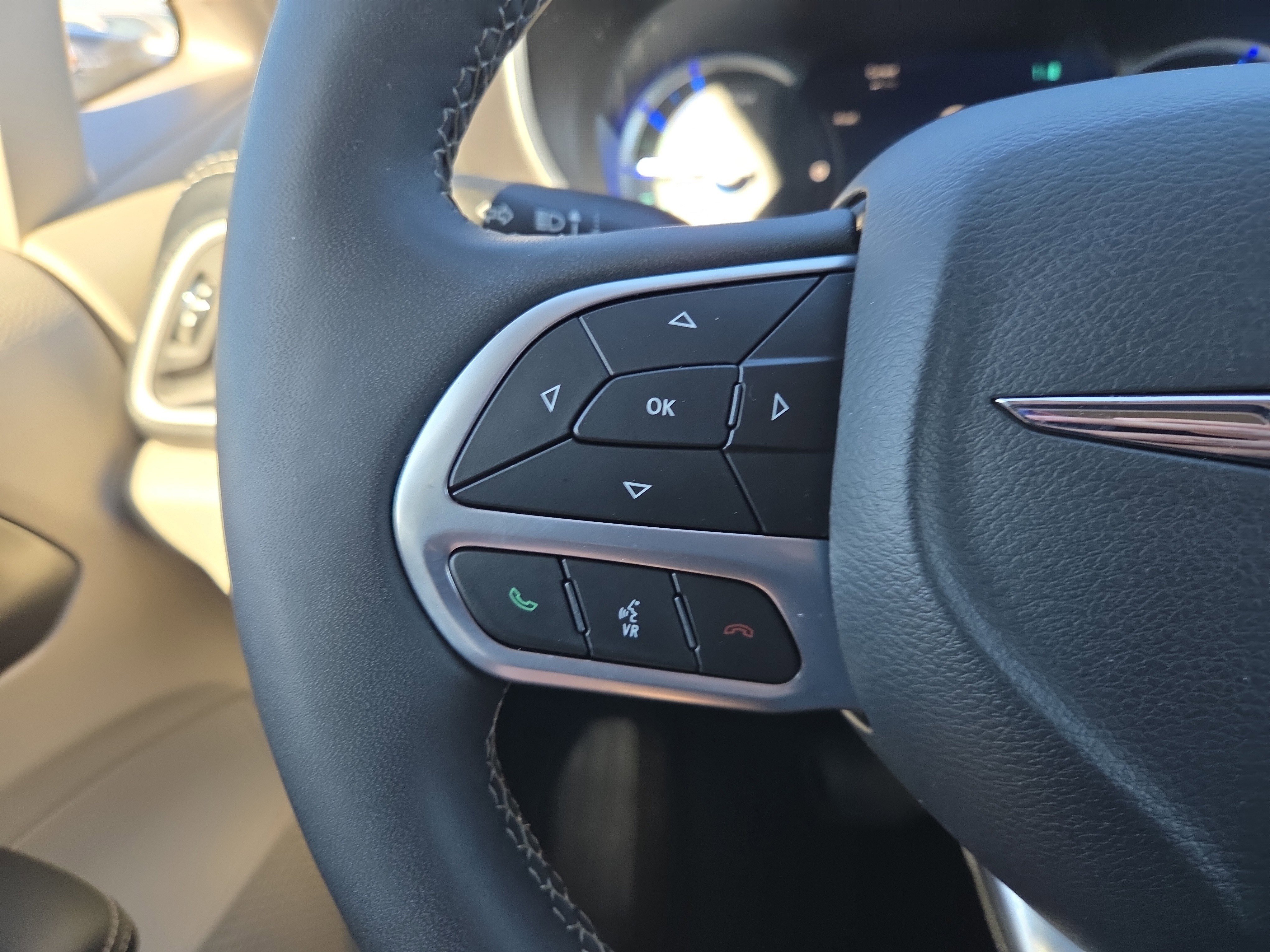 Used 2024 Chrysler Pacifica Select image 12