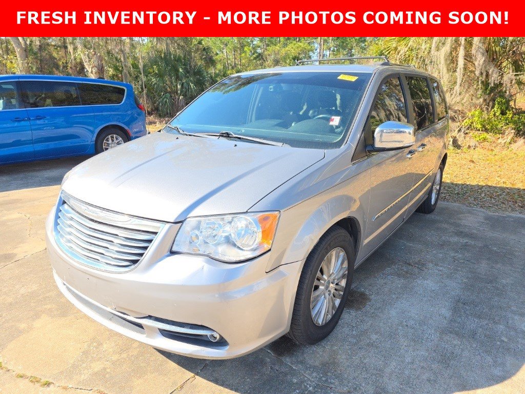 Used 2015 Chrysler Town & Country Limited image 1