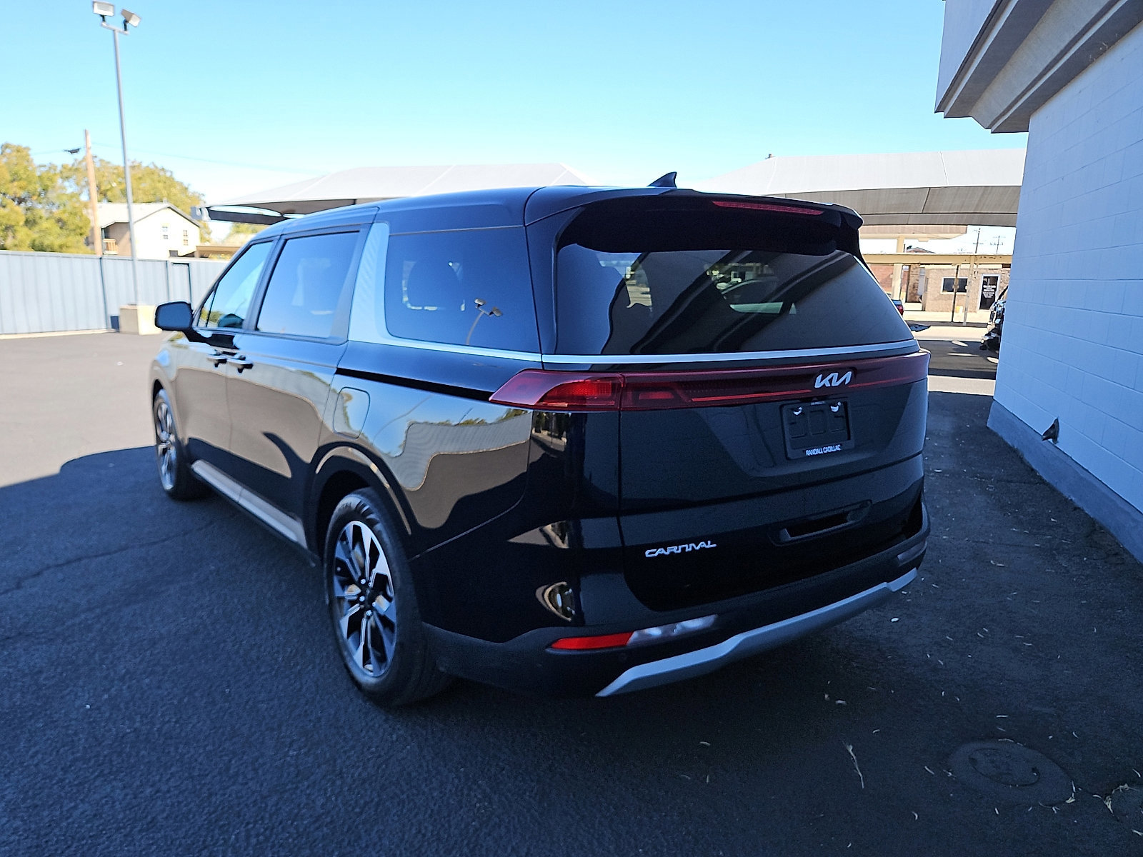 Used 2024 Kia Carnival EX image 3