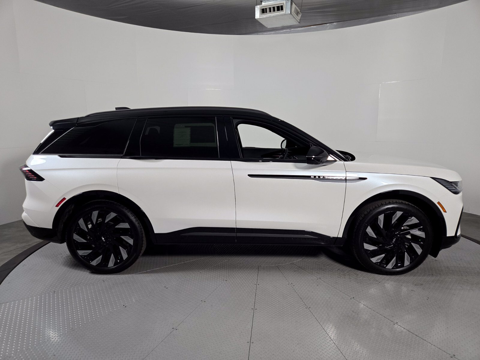 New 2026 Lincoln Nautilus Reserve AWD/4WD image 3