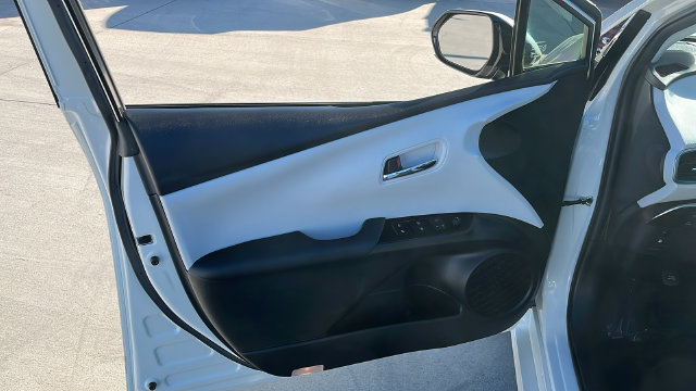Used 2018 Toyota Prius Prime Advanced w/ Carpet Mat Package FWD image 5