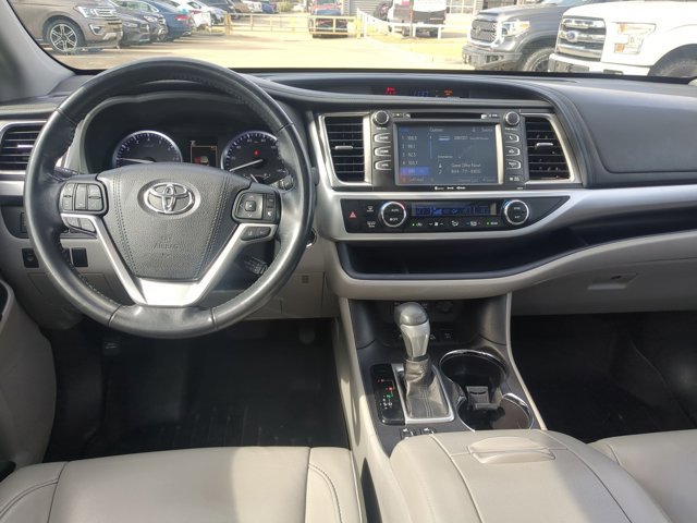 Used 2017 Toyota Highlander XLE w/ Carpet Mat Package image 16