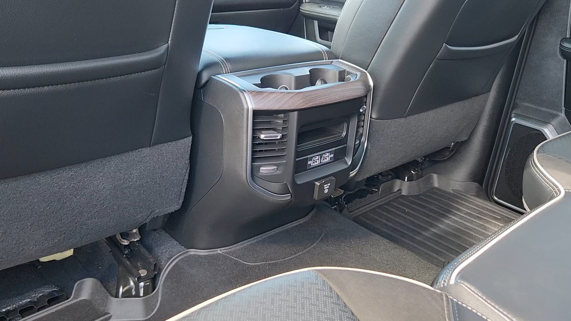 Used 2025 RAM 2500 Laramie AWD/4WD image 17