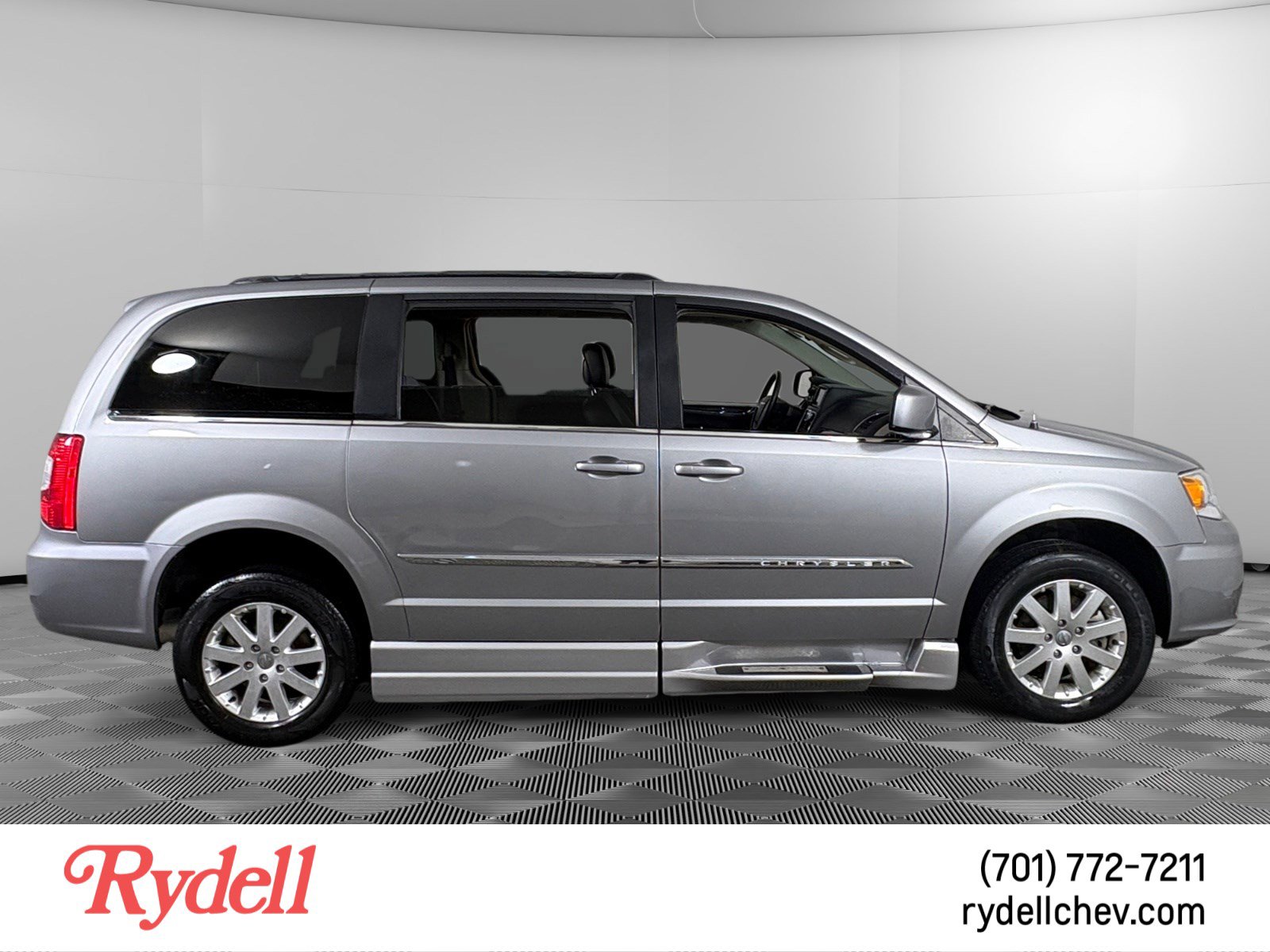 Used 2016 Chrysler Town & Country Touring image 6