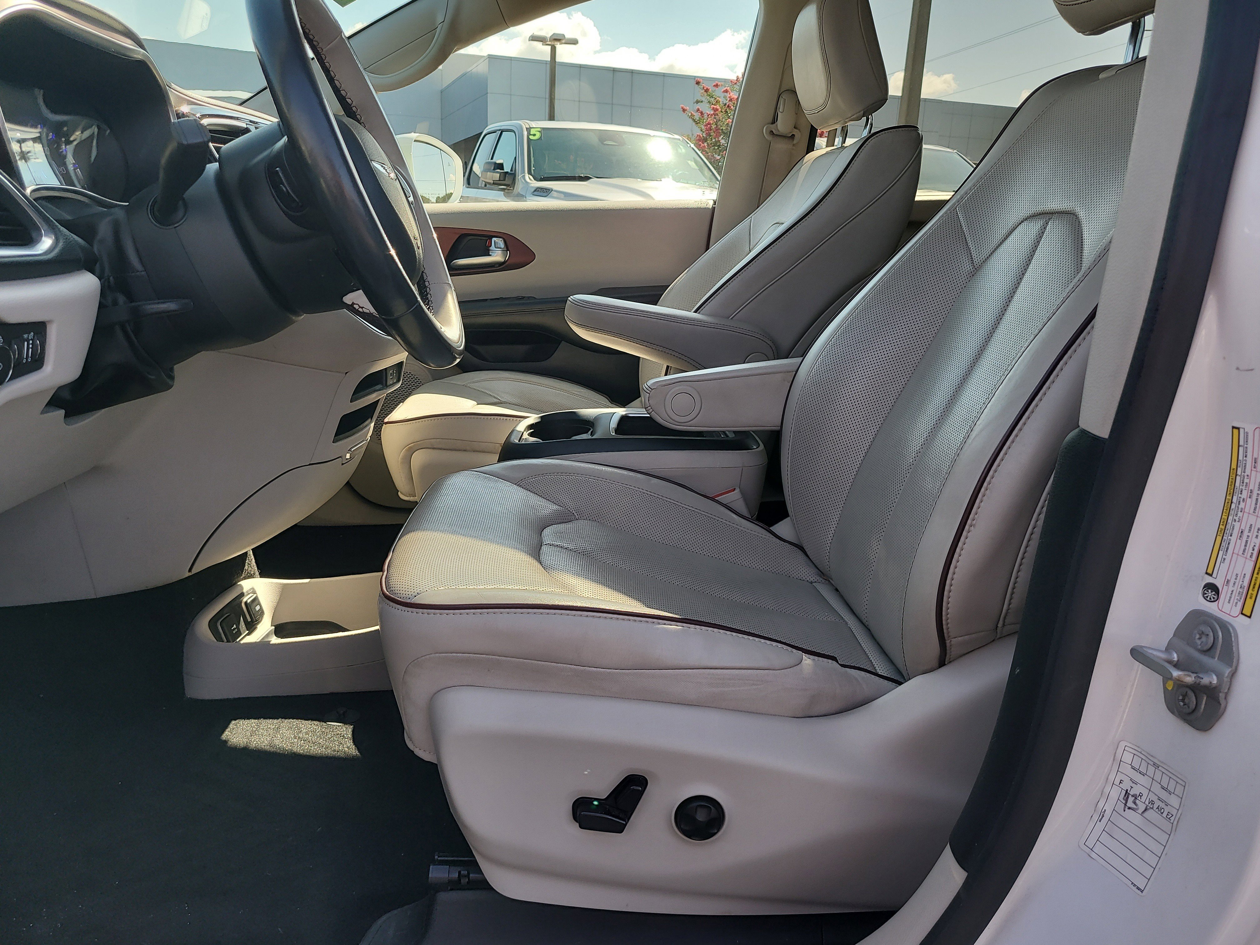 Used 2020 Chrysler Pacifica Limited FWD image 16