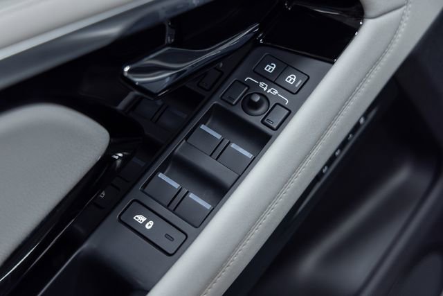 Used 2023 Land Rover Range Rover Evoque R-Dynamic SE image 12
