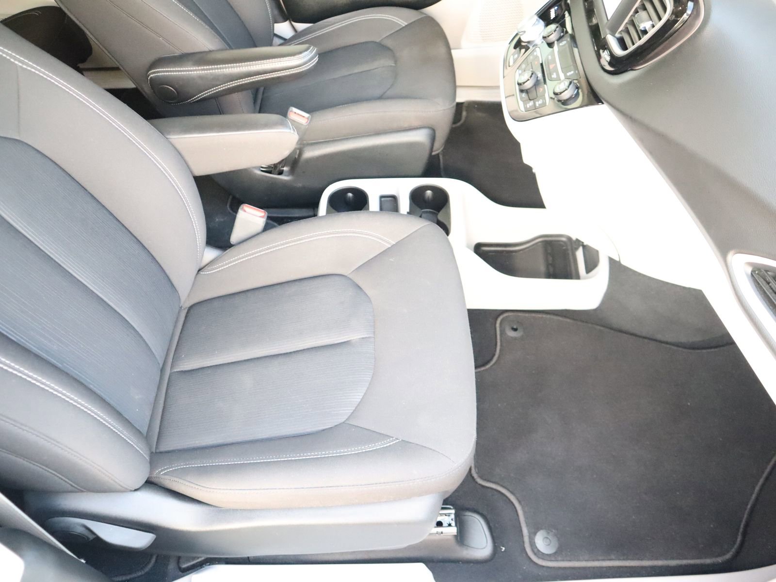 Used 2024 Chrysler Voyager LX image 52