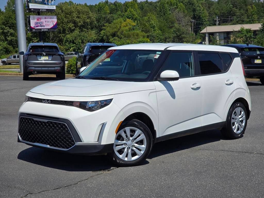 Used 2024 Kia Soul LX FWD image 2