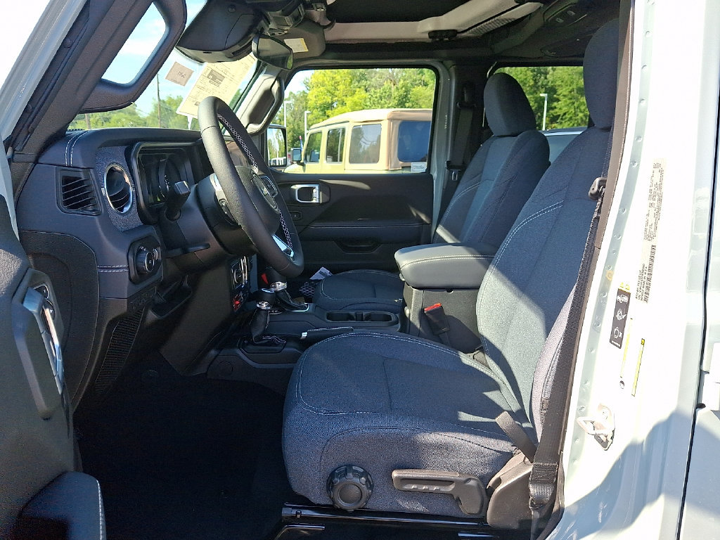 New 2026 Jeep Wrangler Unlimited Rubicon w/ Rockslide Package AWD/4WD image 10
