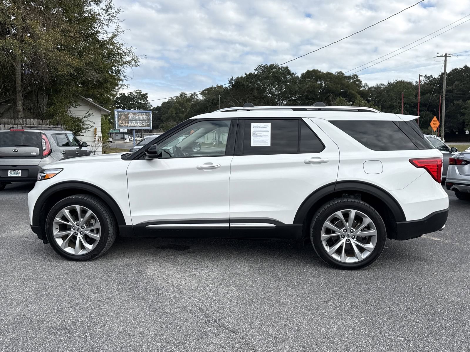 Used 2022 Ford Explorer Platinum w/ Equipment Group 601A image 2