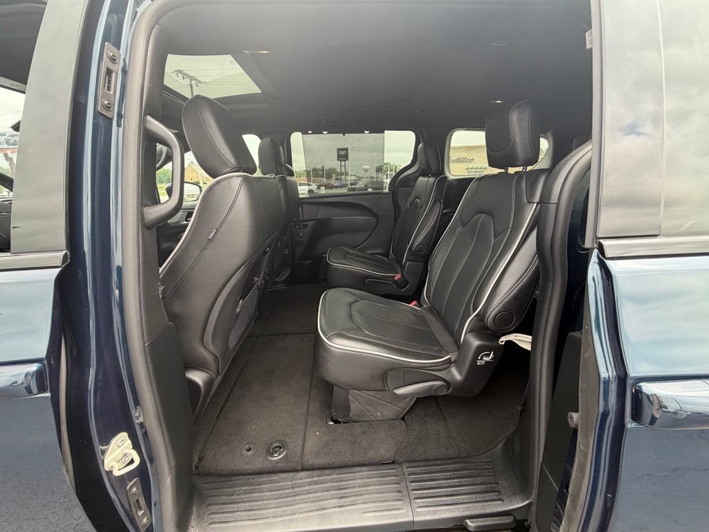 Used 2025 Chrysler Pacifica Limited FWD image 19