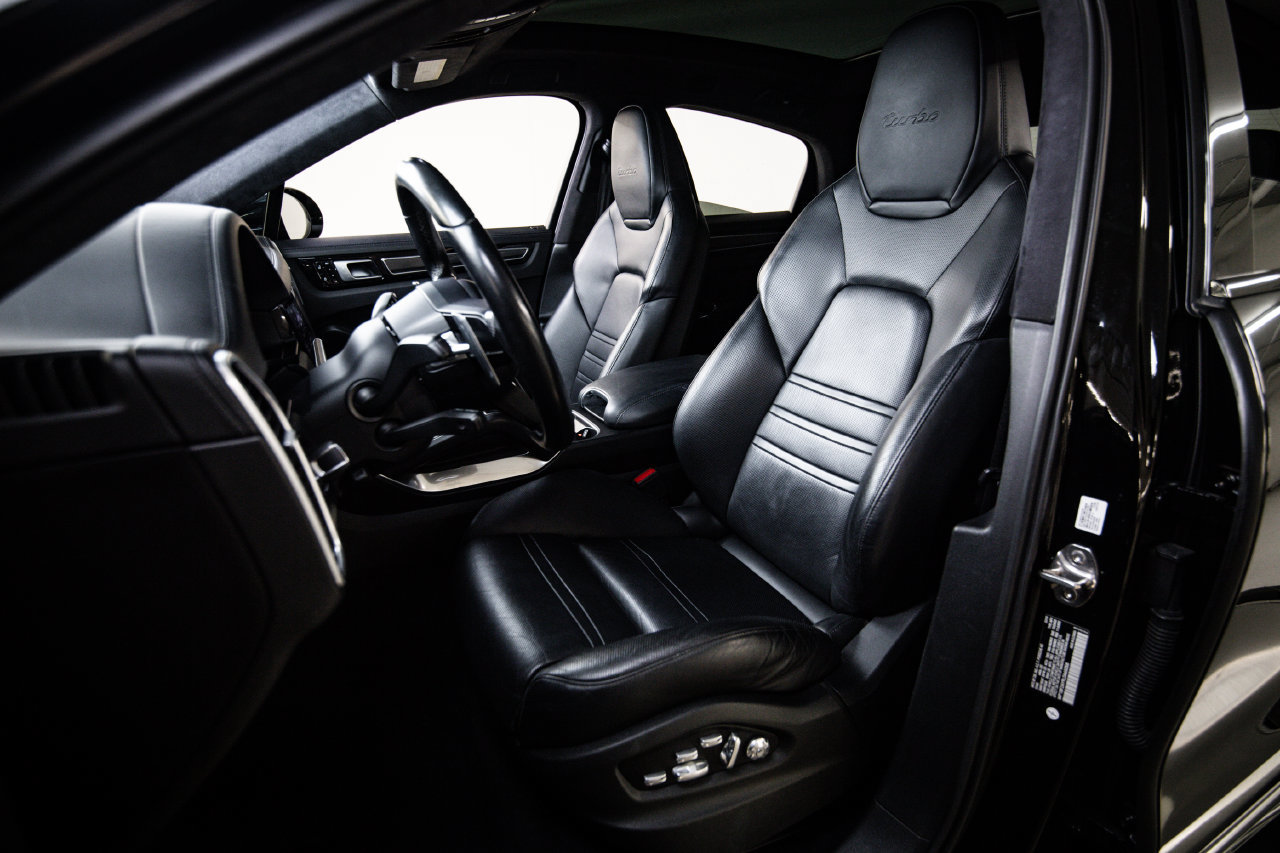 Certified 2020 Porsche Cayenne Turbo AWD/4WD image 5