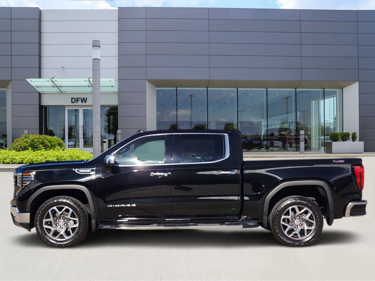 Used 2023 GMC Sierra 1500 SLT w/ SLT Convenience Package image 3