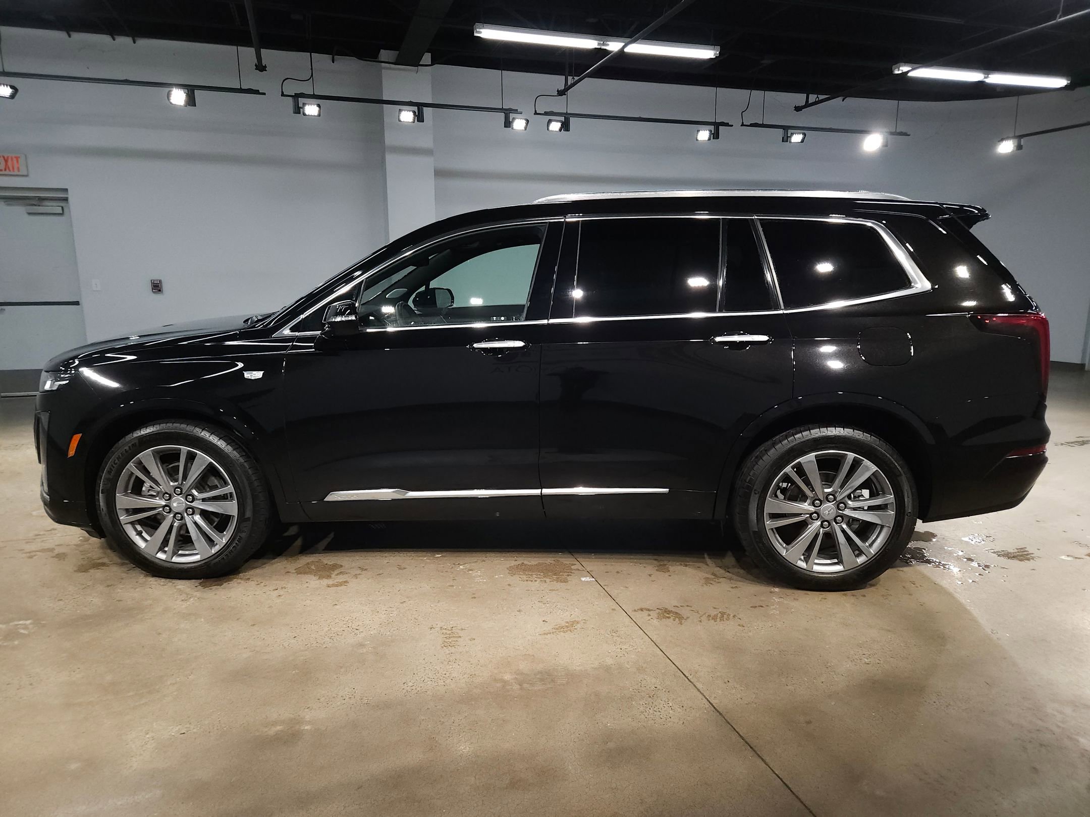 Used 2025 Cadillac XT6 Premium Luxury image 4