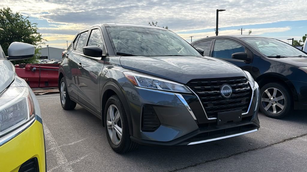 Used 2025 Nissan Kicks Play S image 3