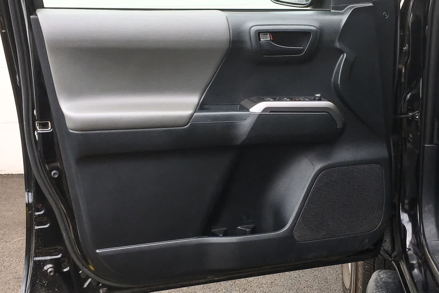 Used 2016 Toyota Tacoma SR5 RWD image 22