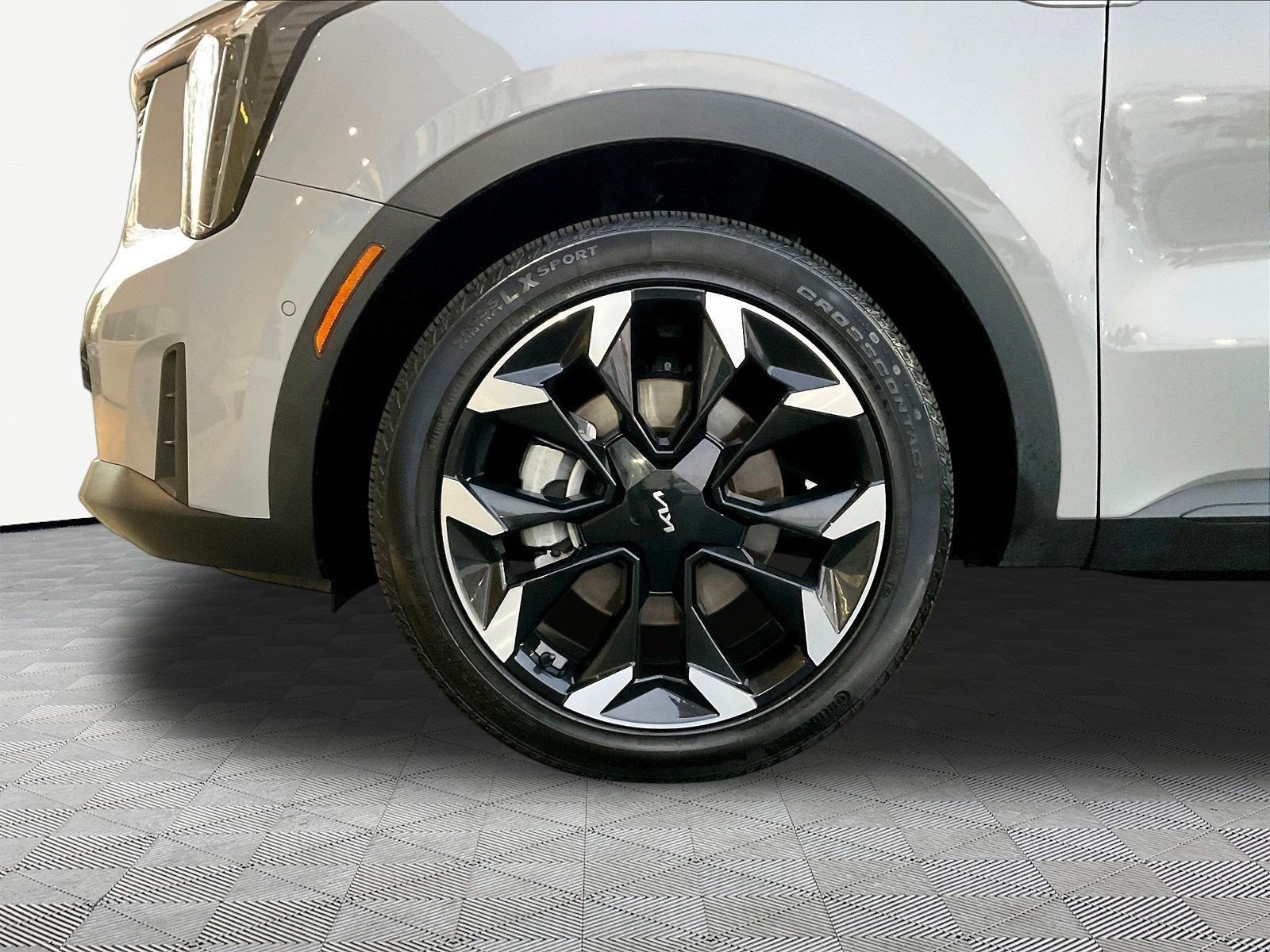 Used 2025 Kia Sorento SX FWD image 32