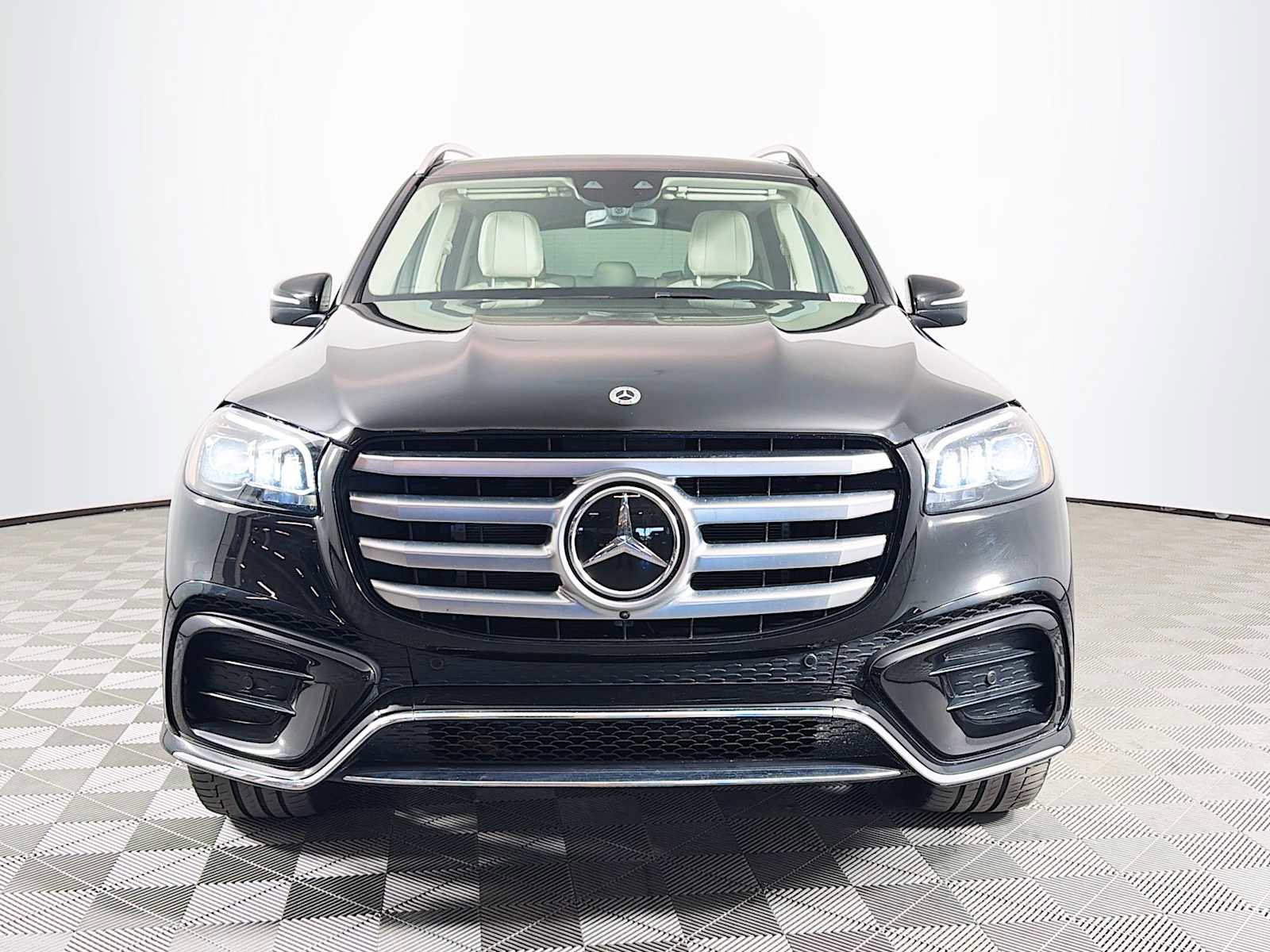 Used 2024 Mercedes-Benz GLS 580 4MATIC image 2
