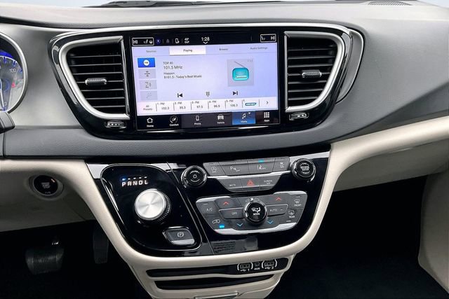 Used 2023 Chrysler Pacifica Touring-L image 9