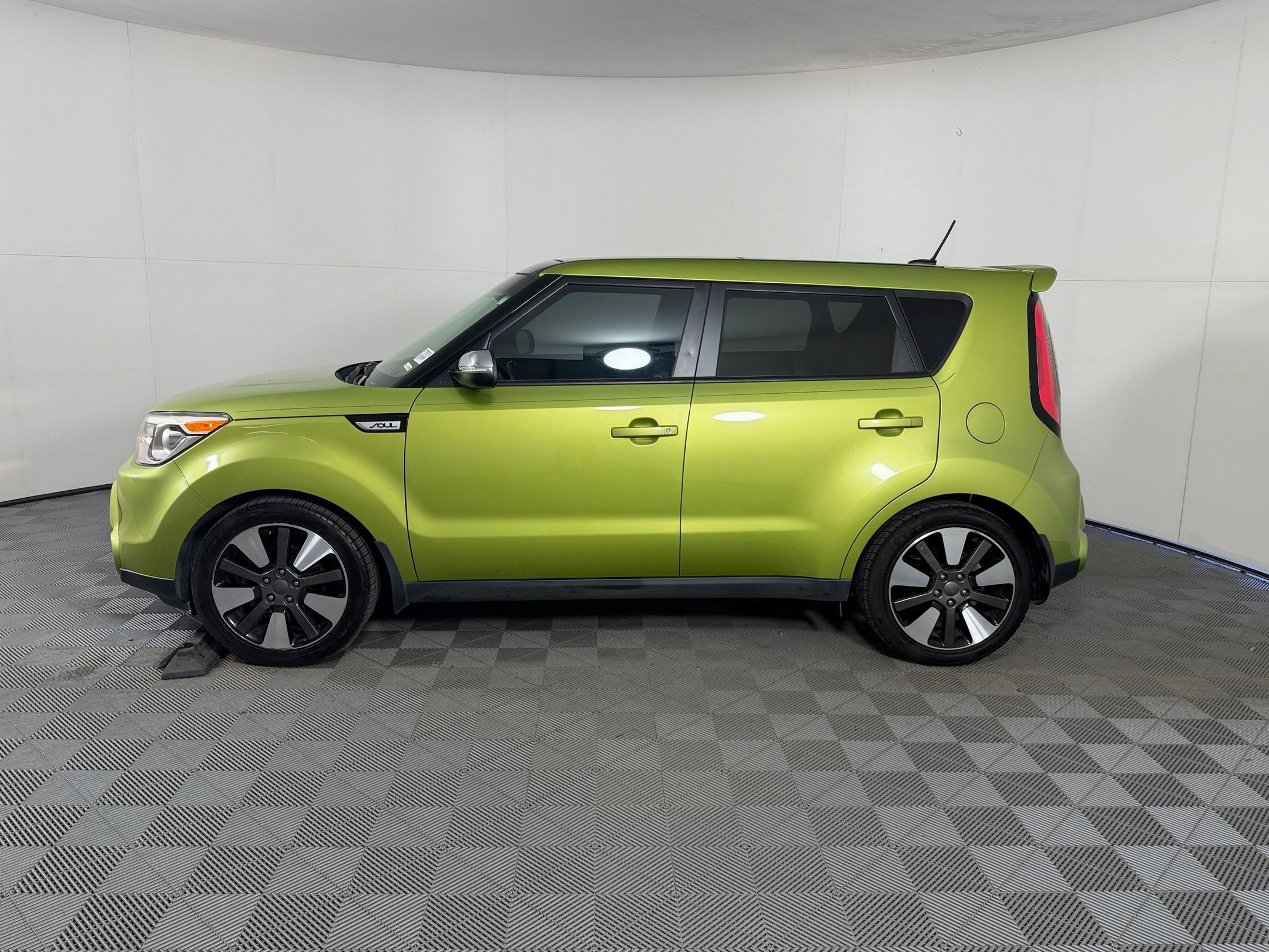 Used 2015 Kia Soul ! w/ Sun & Sound Package FWD image 2