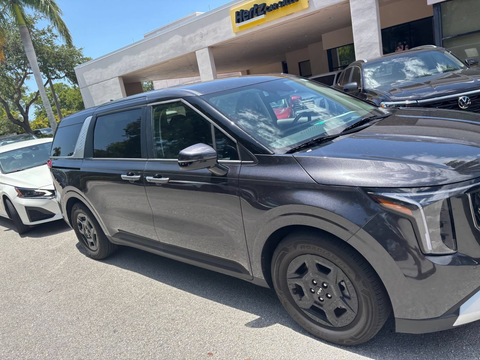 Used 2026 Kia Carnival FWD image 2